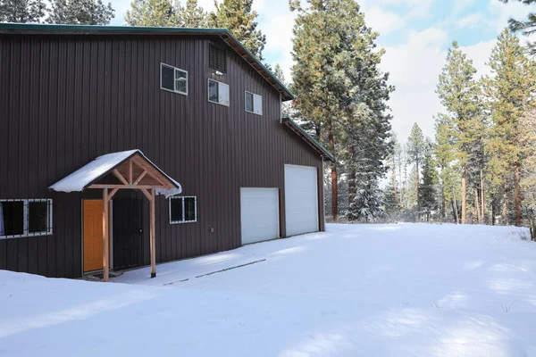 Magasin Énorme Avec Maison Hôtes Métal Brun Bâtiment Pendant Hiver — Photo