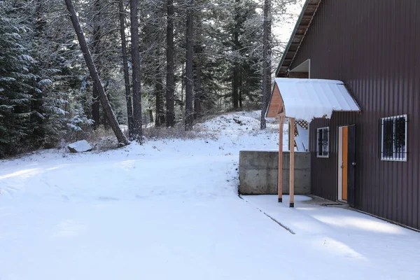 Magasin Énorme Avec Maison Hôtes Métal Brun Bâtiment Pendant Hiver — Photo