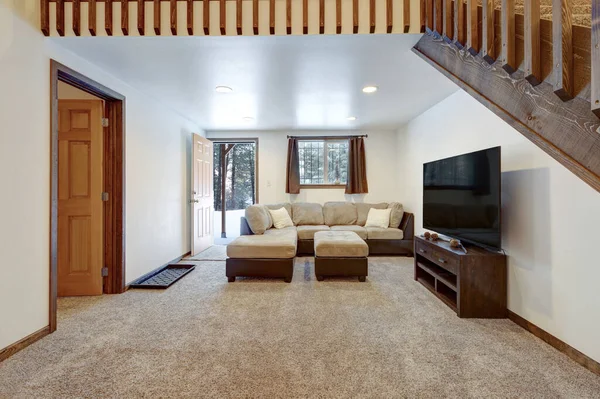 客厅内饰米色沙发 自然触摸 定制木床 高高的天花板 楼上阁楼 — 图库照片