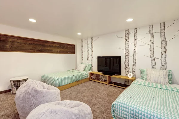 Interior Del Dormitorio Con Árboles Nacimiento Pintados Ropa Cama Color — Foto de Stock