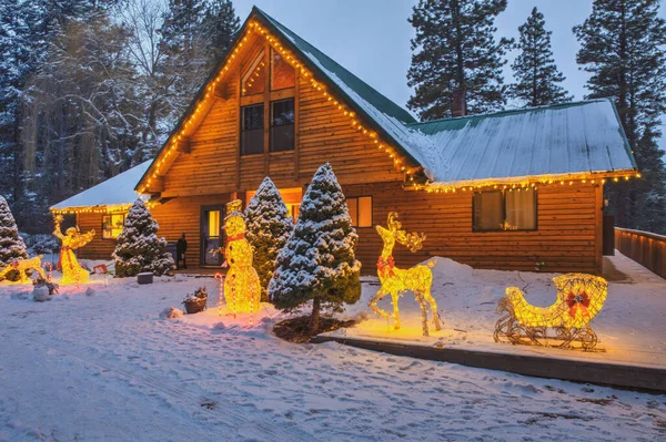 Vakantie Met Kerstversiering Verlichting Ceder Chalet Huis Met Sneeuw Veranda — Stockfoto