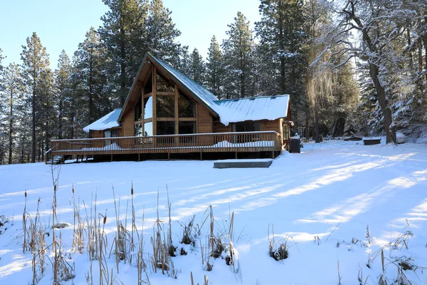 Invierno Cabaña Nevada Exterior Con Bosque Pinos Pistas Nieve Móvil —  Fotos de Stock