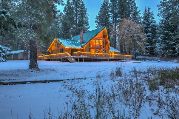 Dovolená Vánoční Výzdobou Světly Cedrová Chalupa Domů Sněhem Přední Verandou — Stock fotografie