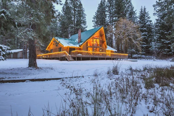 Férias Com Decorações Natal Luzes Chalé Cedro Casa Com Neve — Fotografia de Stock