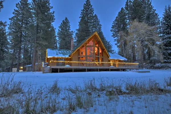 Dovolená Vánoční Výzdobou Světly Cedr Chalet Hom — Stock fotografie