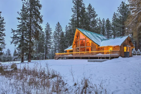 Dovolená Vánoční Výzdobou Světly Cedrová Chalupa Domů Sněhem Přední Verandou — Stock fotografie