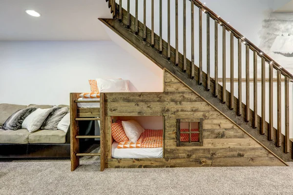 Interiér Obývacího Pokoje Béžovou Pohovkou Přírodní Doteky Zakázku Postavená Dřevěná — Stock fotografie