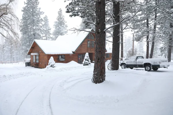 Inverno Casa Cabine Nevada Exterior Com Floresta Pinheiros Pistas Móveis — Fotografia de Stock