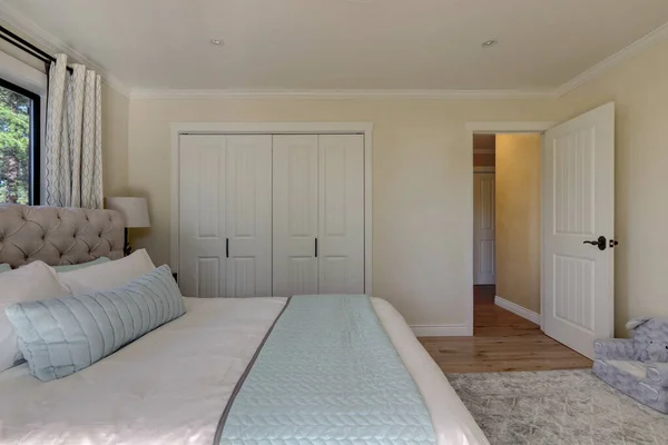 Yumuşak Nazik Yatak Odası Tasarımı Beyaz Çadırlı Keten Yataklı Dekorlu — Stok fotoğraf
