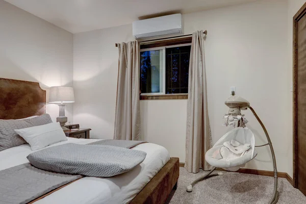 Elegante Dormitorio Acogedor Con Cama King Size Gamuza Marrón Ropa —  Fotos de Stock