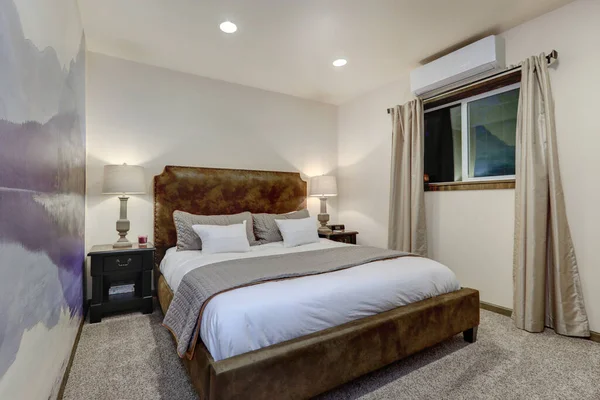 安安静静的夜晚舒适的客房大尺寸的王冠起诉床和紫色壁画 白色亚麻布和米黄色毛毯 — 图库照片