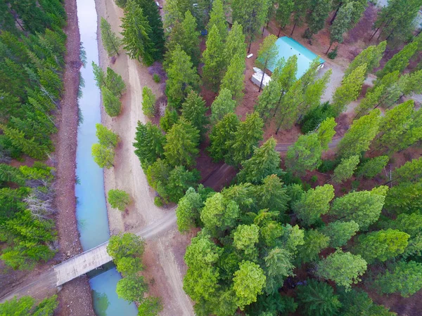 Foto Udara Properti Hutan Besar Dengan Bangunan Rumah Beratap Hijau — Stok Foto