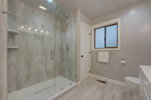 Nuevo Baño Moderno Interior Gris Yeso Veneciano Azulejos Grises Ducha —  Fotos de Stock