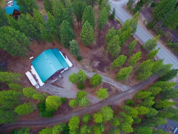 Foto Udara Properti Hutan Besar Dengan Bangunan Rumah Beratap Hijau — Stok Foto