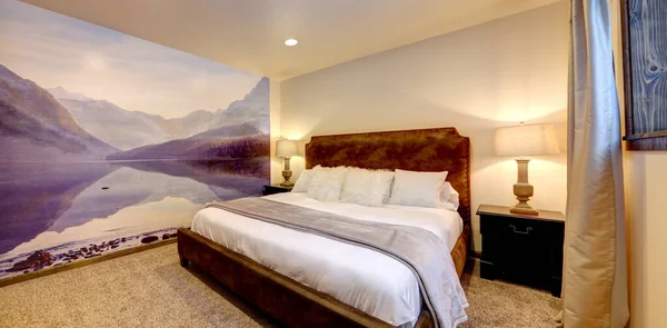 卧室内部 墙壁上有紫色的山 床是褐色的 地毯是米黄色的 — 图库照片