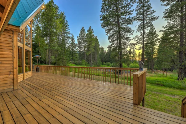 Natur Med Tallar Berg Och Vackra Chalet Cider Hem Exteriör — Stockfoto