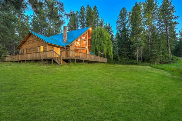 Natuur Met Pijnbomen Bergen Prachtige Chalet Cider Buitenshuis — Stockfoto