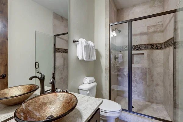 Clásico Simple Baño Pequeño Interior Detalles Con Rica Puerta Armario — Foto de Stock