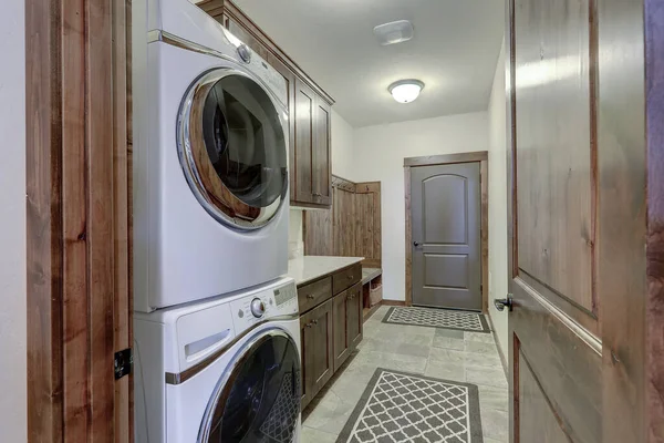 洗衣房室内有白色洗衣机 烘干机和浓密的暗色 — 图库照片