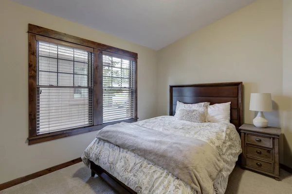 Interior Del Dormitorio Con Paredes Color Beige Adornos Madera Ropa —  Fotos de Stock