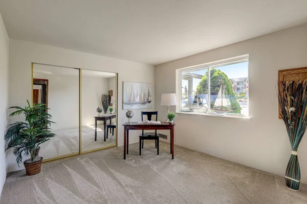 Intérieurs Simples Bureau Domicile Avec Tapis Beige Murs Blancs — Photo