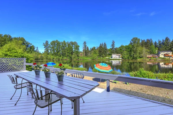 Proprietà Fronte Lago Con Copertura Ghiaia Lungo Portico Legno Grigio — Foto Stock