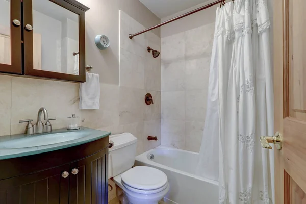 Interior Banheiro Com Vaidade Arredondada Escura Com Balcão Vidro Azul — Fotografia de Stock