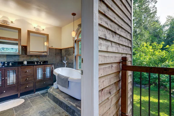 Interior Del Baño Con Azulejos Grises Bañera Blanca Independiente Con — Foto de Stock