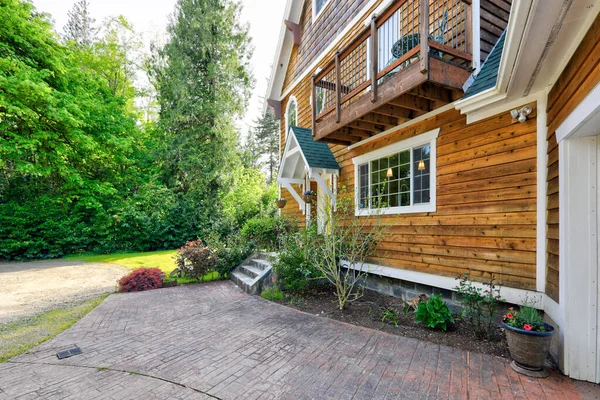 白い縁と緑の夏の自然と自然の茶色のトーンを持つ木製の大規模なアメリカの家 — ストック写真