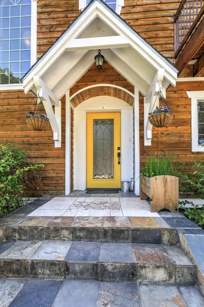 Grande Maison Américaine Bois Avec Ton Brun Naturel Avec Garniture — Photo