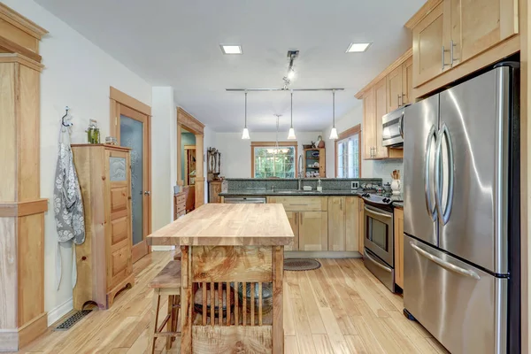 Bonita Casa Campo Cocina Madera Con Isla Madera Azulejos Verdes — Foto de Stock