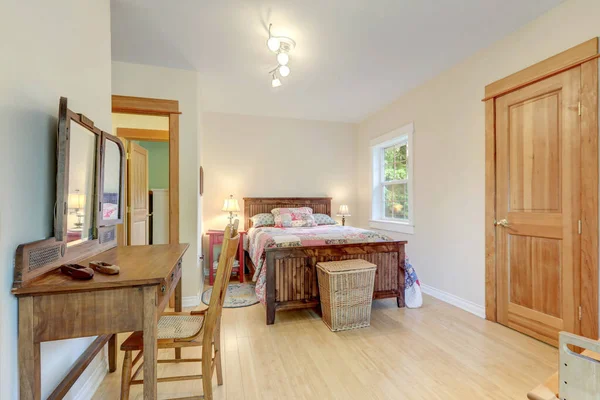木製ベッドと椅子付きの鏡付きのベッドルーム明るいインテリア アメリカの居心地の良い家のカントリースタイル — ストック写真