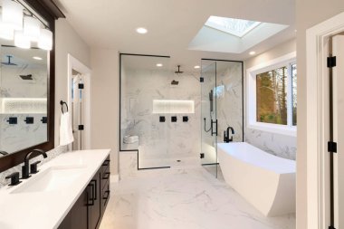 Lüks modern banyo içi koyu kahverengi dolaplar, beyaz mermer, duşta yürümek, ayakta duran küvet, iki ayna, çiçekler..