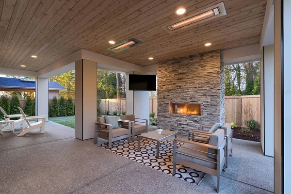 Outdoor Luxury Soggiorno Accogliente Spazio Coperto Con Soffitto Legno Camino — Foto Stock