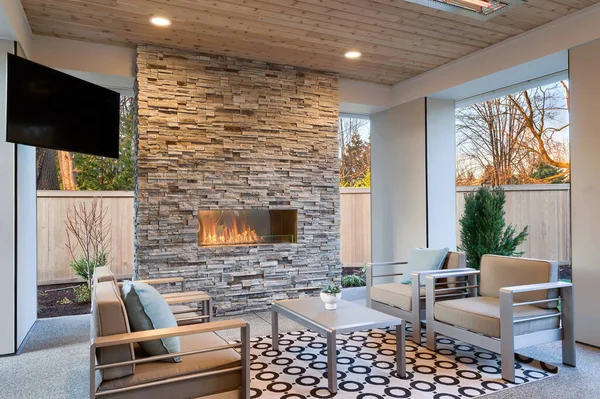户外豪华客厅舒适的空间 上面覆盖着木制天花板 石制壁炉 电视和天然米黄色地毯 — 图库照片