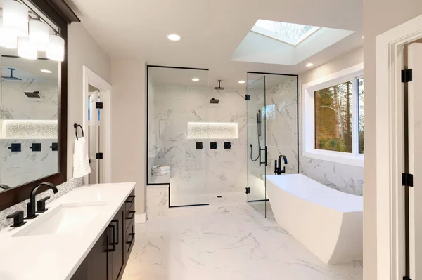 Luxus Badezimmer Mit Dunkelbraunen Schränken Weißem Marmor Begehbarer Dusche Freistehender — Stockfoto