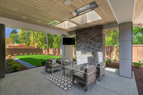 Outdoor Luksusowy Salon Przytulne Miejsce Pokryte Drewnianym Sufitem Kamiennym Kominkiem — Zdjęcie stockowe