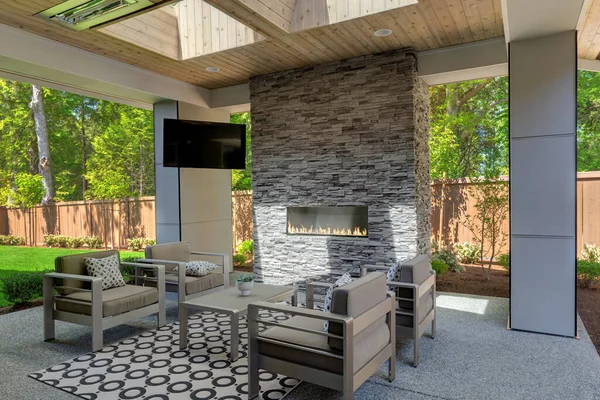 Outdoor Luxury Soggiorno Accogliente Spazio Coperto Con Soffitto Legno Camino — Foto Stock