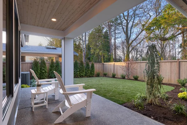 Neues Luxus Haus Mit Komplett Eingezäunten Hinterhof Mit Grasbewachsenem Neuen Stockbild