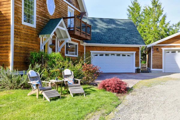 Rumah Besar Amerika Kayu Dengan Warna Coklat Alami Dengan Garis — Stok Foto