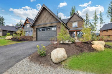 Taze orman manzarası olan klasik bir kır evi..