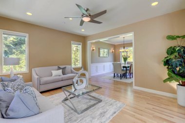 Boş yatak odası içi gri halı ve perdelerle dolu..