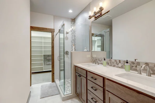 Natürliche Neue Klassische Badezimmereinrichtung Mit Zwei Waschbecken Und Begehbarer Glasdusche — Stockfoto