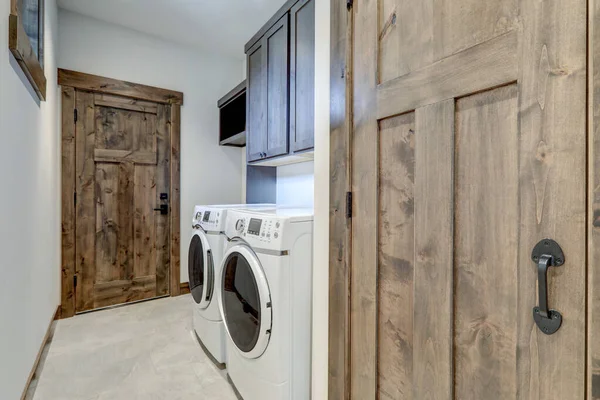 Schöne Waschküche Mit Rissigen Holztüren Und Weißer Waschmaschine Und Trockner — Stockfoto