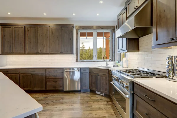 Luxe Donker Hout Rijke Keuken Interieur Met Witte Metrotegels Backsplash — Stockfoto