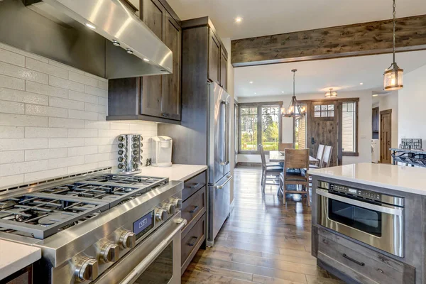 Luxe Donker Hout Rijke Keuken Interieur Met Witte Metrotegels Backsplash — Stockfoto