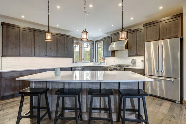 Luxe Donker Hout Rijke Keuken Interieur Met Witte Metrotegels Backsplash — Stockfoto