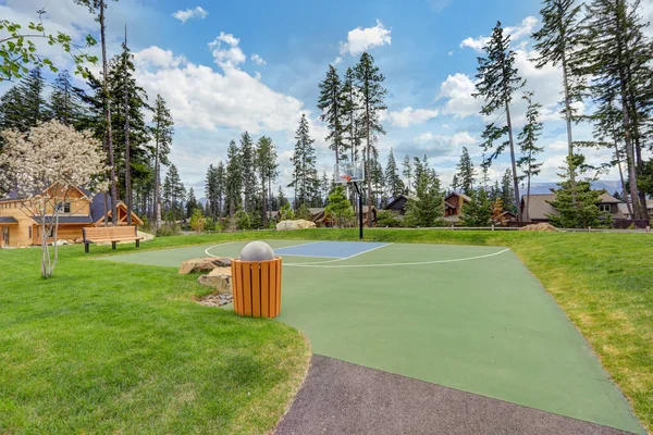 Quadra Bola Basquete Novo Parque Com Casas Redor Novo Desenvolvimento — Fotografia de Stock