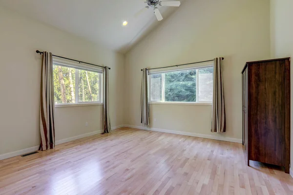 Intérieur Chambre Vide Avec Rideaux Gris Haut Plafond Voûté Avec — Photo