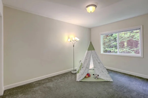 Boş Yatak Odası Içi Gri Halı Oyuncaklı Çadır — Stok fotoğraf